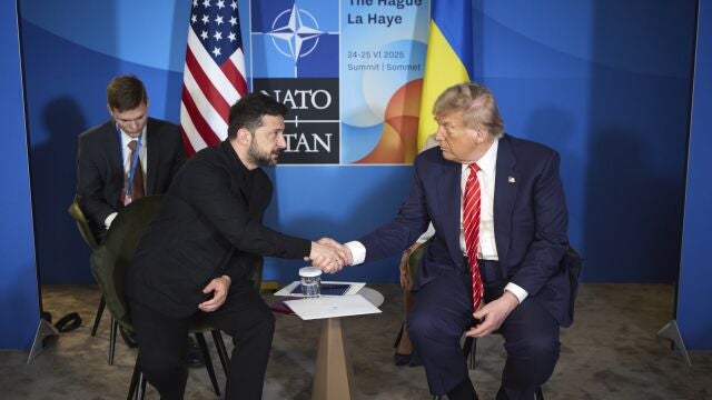 Donald Trump estrecha la mano del presidente ucraniano, Volodimir Zelenski, en La Haya