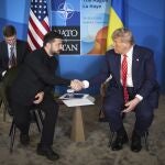 Donald Trump estrecha la mano del presidente ucraniano, Volodimir Zelenski, en La Haya