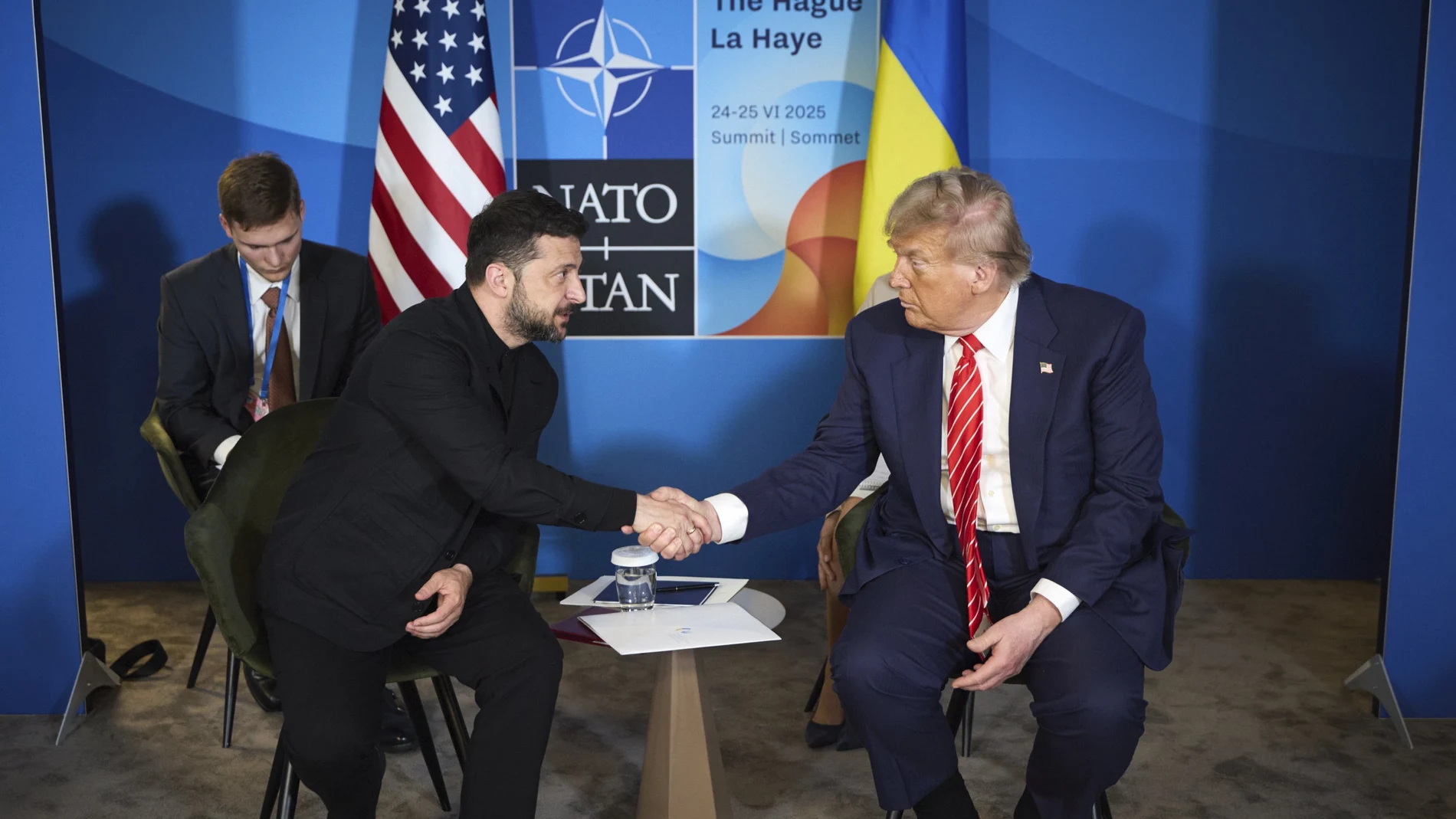 Donald Trump estrecha la mano del presidente ucraniano, Volodimir Zelenski, en La Haya