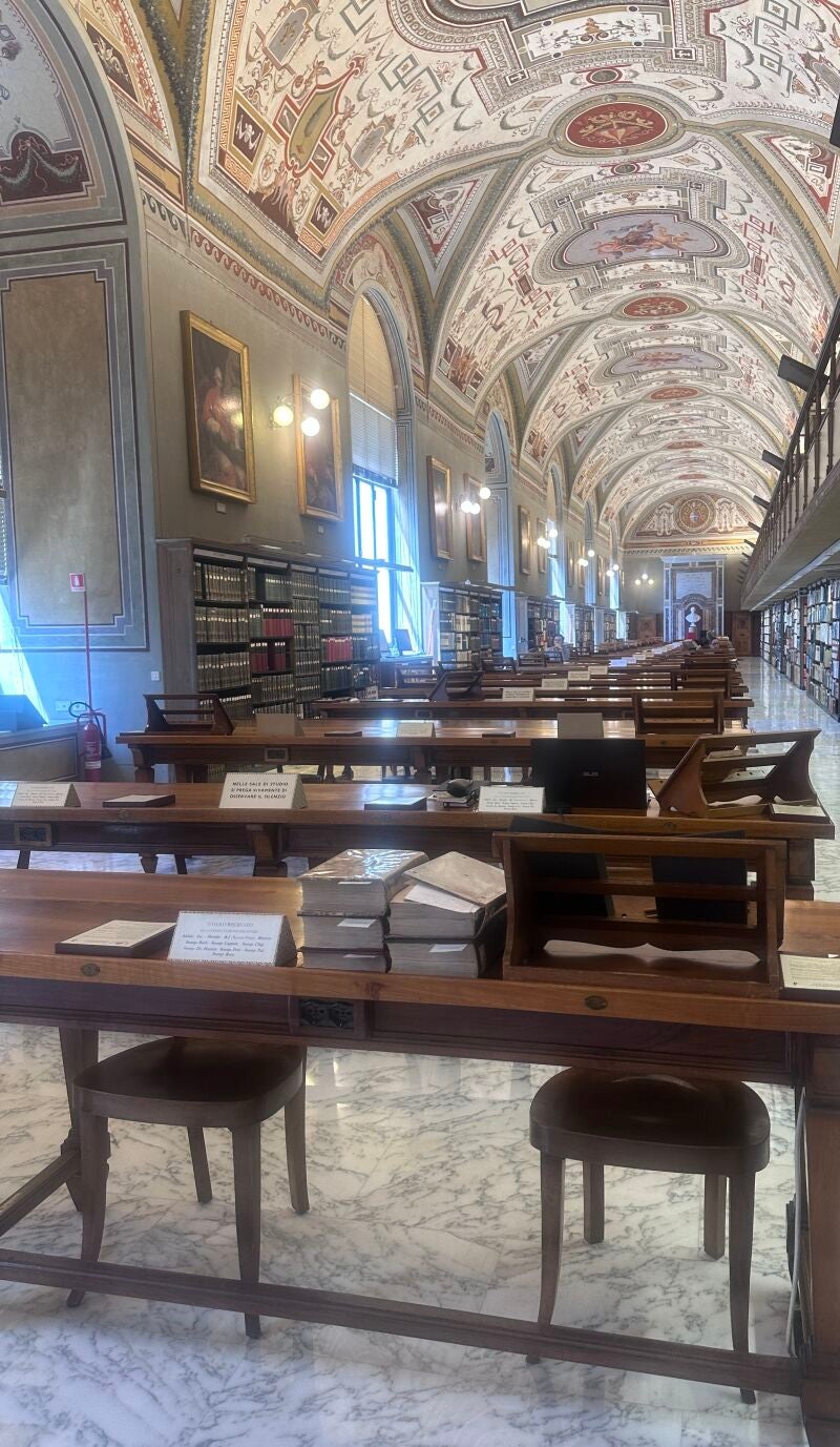 La Sala Leonina dedicado a los libros impresos. En el fondo una escultura de San Tomás de Aquino