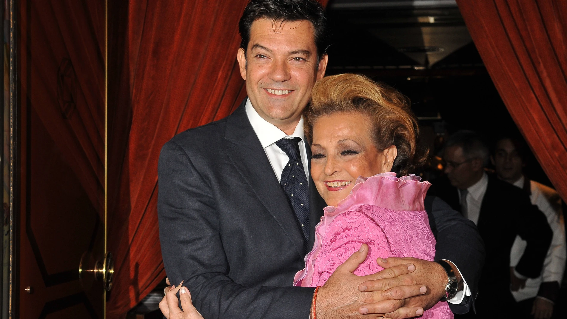 Carmen Sevilla junto a su hijo Augusto Algueró