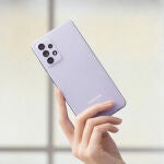 La parte trasera del Samsung Galaxy A52s en color violeta