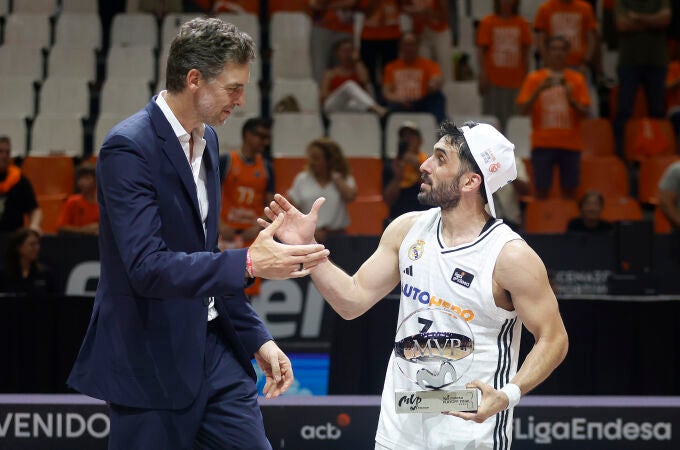 Campazzo, MVP de la final de la Liga Endesa, saluda a Pau Gasol