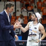 Campazzo, MVP de la final de la Liga Endesa, saluda a Pau Gasol