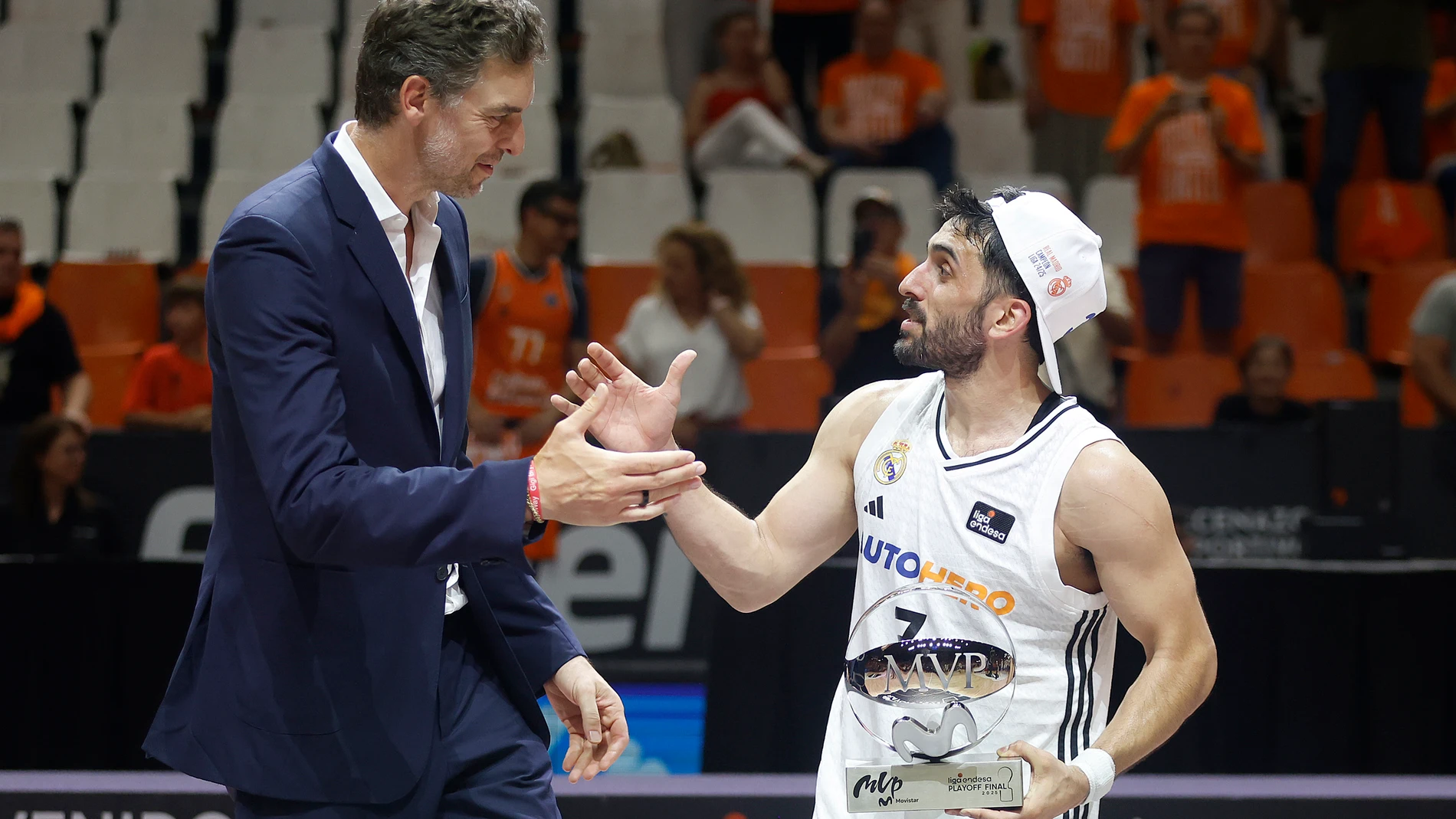 Campazzo, MVP de la final de la Liga Endesa, saluda a Pau Gasol