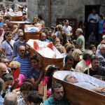 Así es la romería gallega que asombró al New York Times, donde los vivos viajan en ataúdes