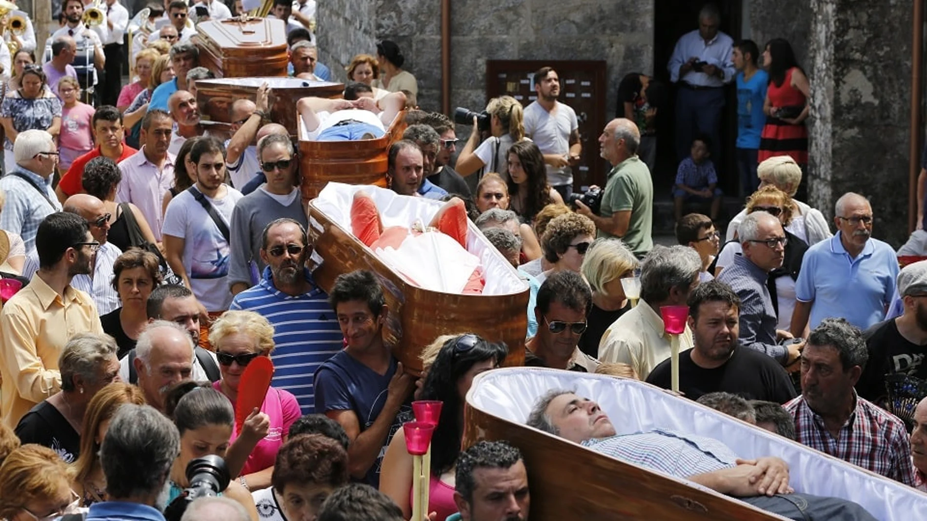 Así es la romería gallega que asombró al New York Times, donde los vivos viajan en ataúdes
