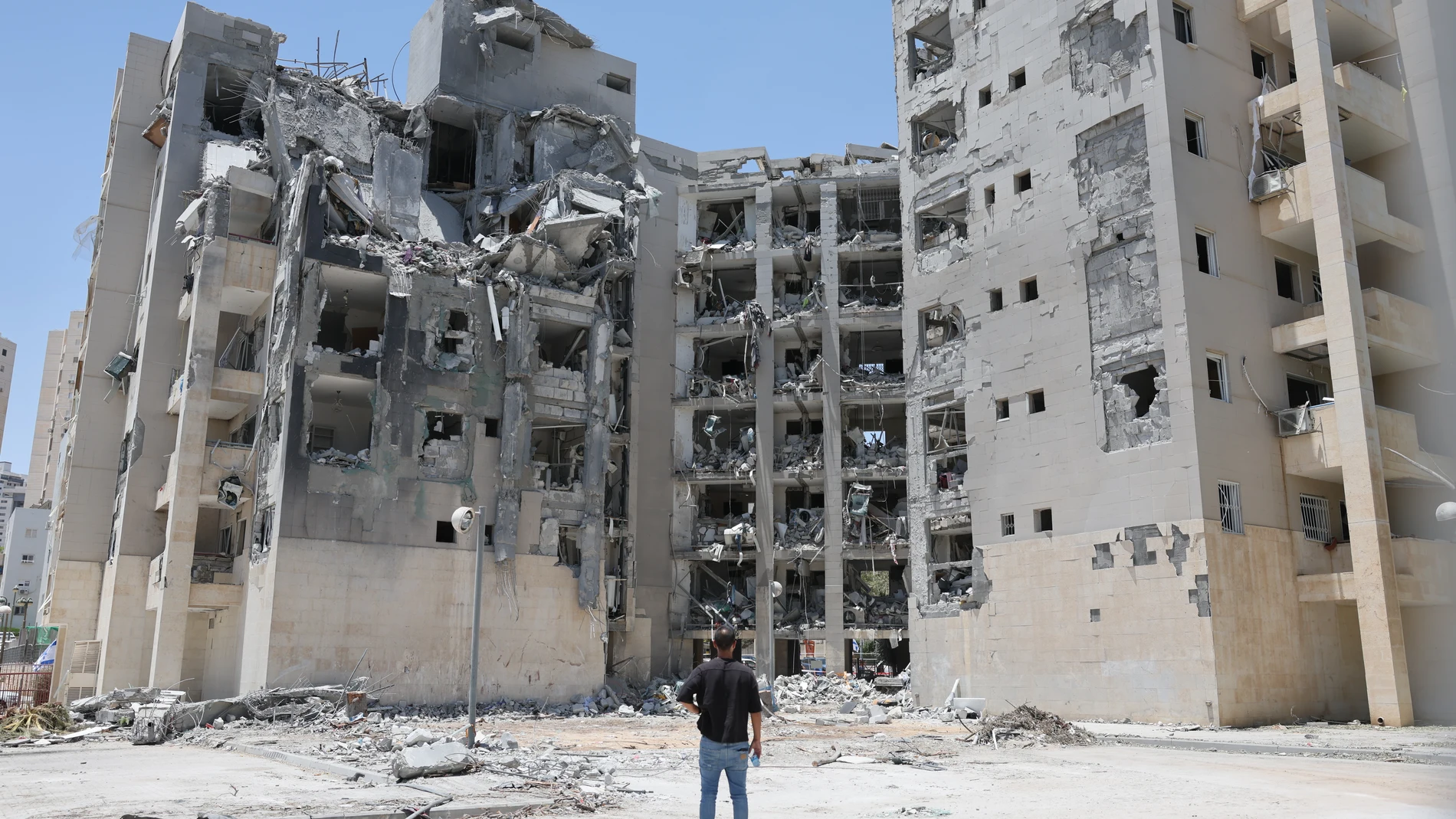 Be'er Sheva (Israel), 25/06/2025.- A person stands near the site of an Iranian missile strike that hit a residential area on 24 June, in Be'er Sheva, southern Israel, 25 June 2025, during a US-mediated ceasefire between Iran and Israel. Magen David Adom (MDA), Israel's national emergency services, reported at least 28 killed and hundreds injured in Iranian retaliatory attacks since Israel began its campaign across Iran on 13 June, targeting nuclear, military, and energy facilities. EFE/EPA/AB...