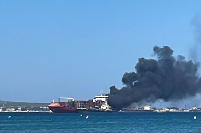 El barco de servicio en llamas