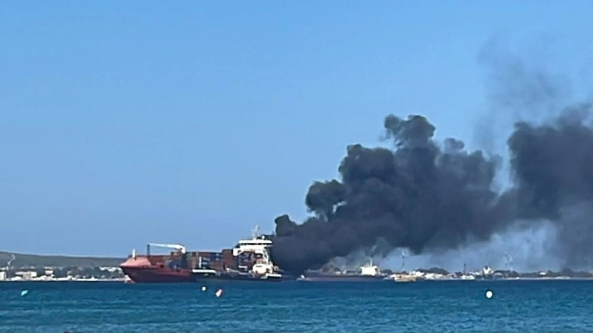 El barco de servicio en llamas