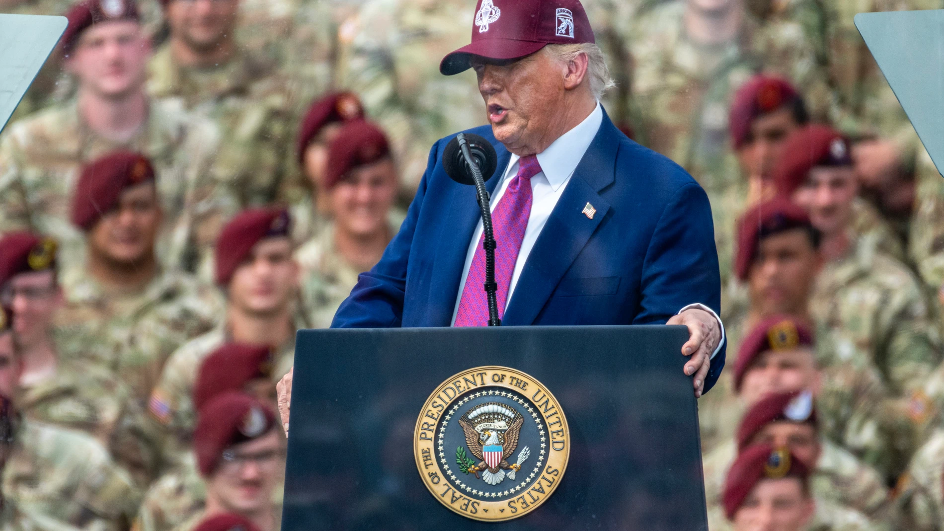 SGX01. BOGOTÁ (COLOMBIA), 25/06/2025.- Fotografía de archivo del 10 de junio de 2025 del presidente de EE.UU., Donald Trump, hablando en Pike Field en Fort Bragg, Carolina del Norte, (EE.UU.) Trump, arremetió este miércoles contra Zohran Mamdani, que ayer se convirtió en el virtual ganador de las primarias demócratas en la ciudad de Nueva York y pasó a ser favorito para ocupar la alcaldía en las elecciones de noviembre. EFE/ Stan Gilliland NO VENTAS ZONA EPA/ ARCHIVO