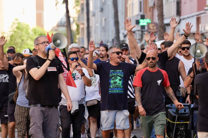 Los trabajadores del metal acompañados de sus familias marchan por las calles de Cádiz