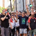 Los trabajadores del metal acompañados de sus familias marchan por las calles de Cádiz