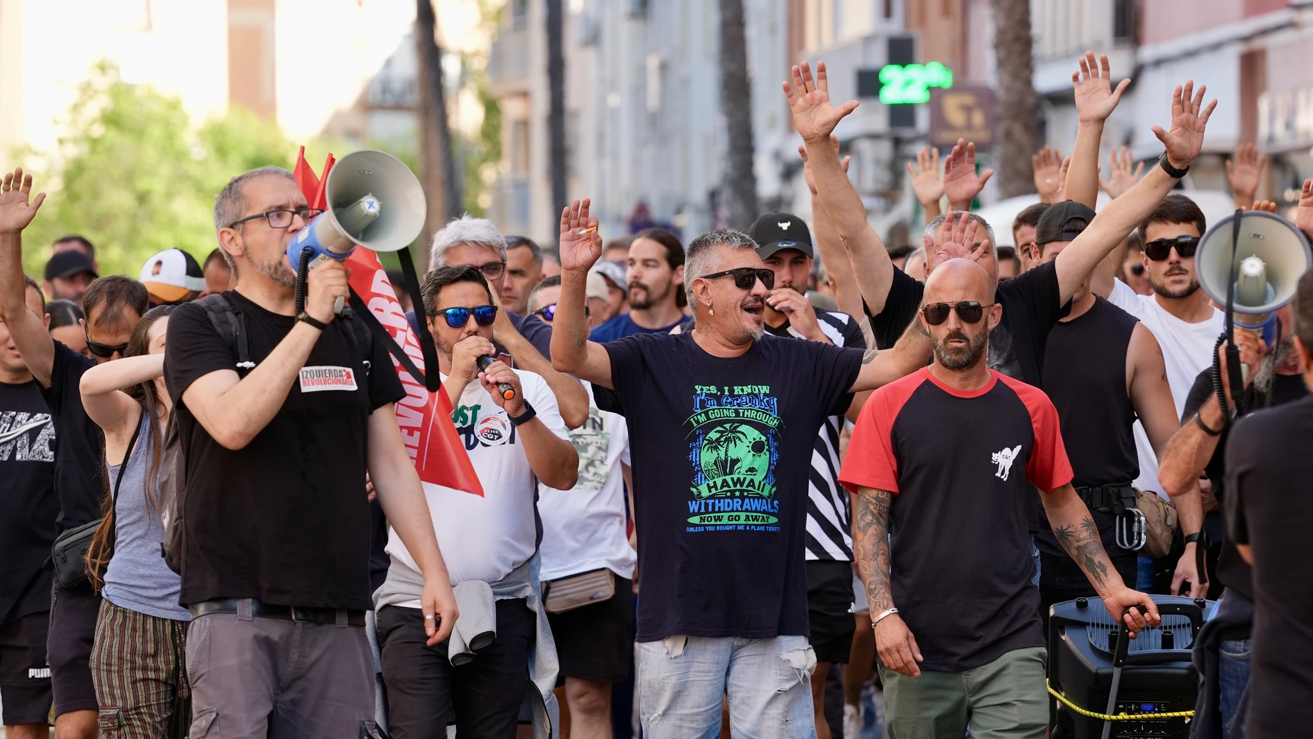 GRAFAND9652. CÁDIZ, 25/06/2025.-Los trabajadores del metal de Cádiz acompañados de sus familias viven su tercer día de huelga indefinida, en el que CGT y la Coordinadora de Trabajadores del Metal, sindicatos minoritarios y sin representación en las negociaciones del convenio colectivo, han convocado una manifestación, a la espera de una nueva reunión de la mesa negociadora. EFE/Román Ríos.