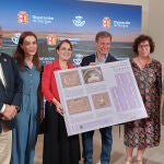 El presidente de la Diputación de Burgos, Borja Suárez, y la directora de Filatelia y Relaciones Institucionales de Correos, Nuria Lera, presentan en Burgos un sello dedicado al yacimiento romano de Clunia