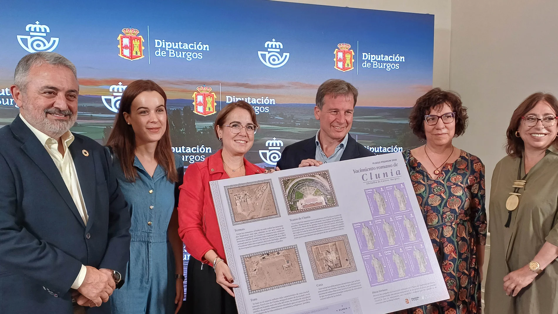 El presidente de la Diputación de Burgos, Borja Suárez, y la directora de Filatelia y Relaciones Institucionales de Correos, Nuria Lera, presentan en Burgos un sello dedicado al yacimiento romano de Clunia