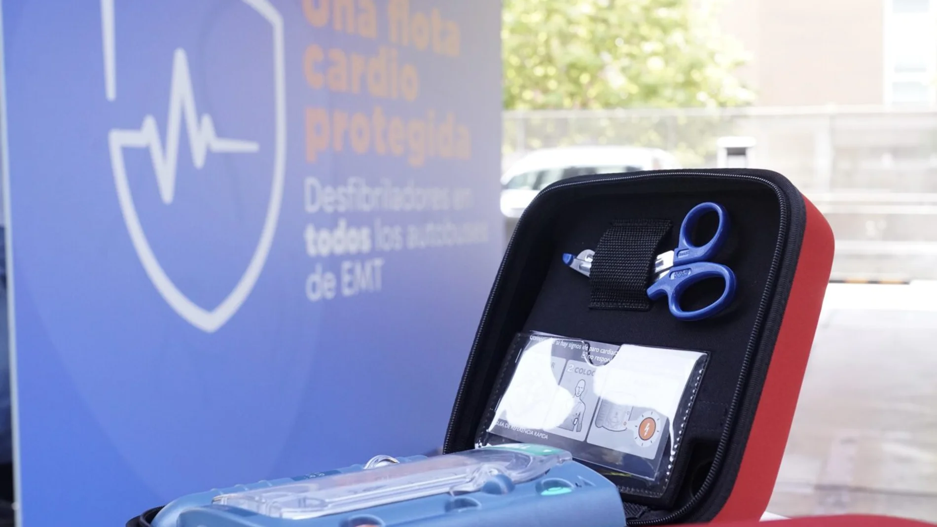 Uno de los desfibriladores que se encontrarán en los autobuses de la EMT
