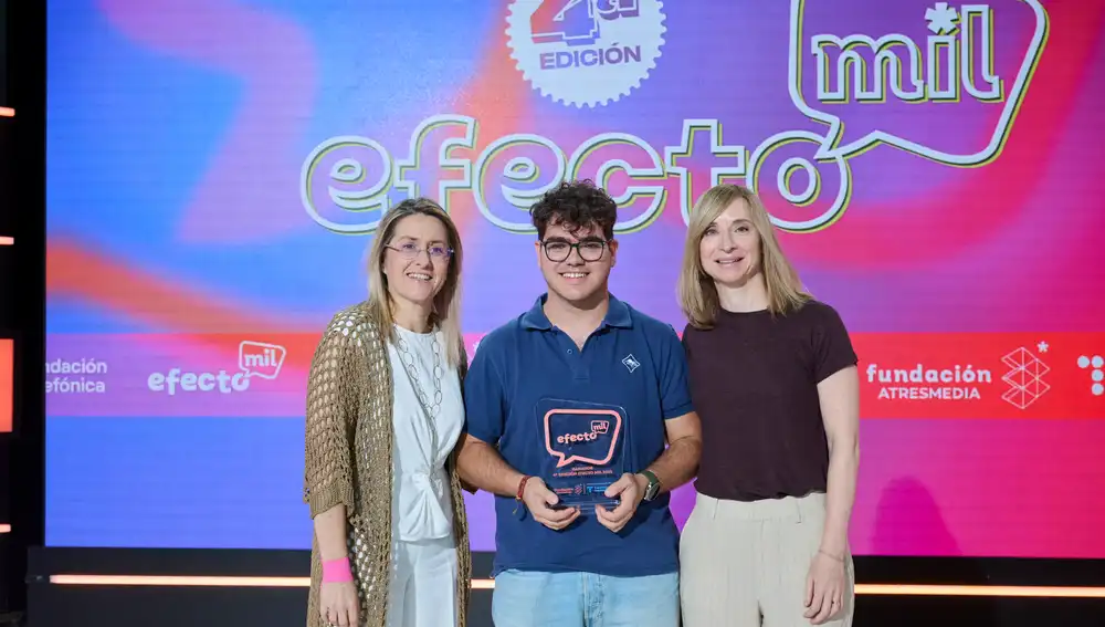 Patricia Pérez y Susana Gato con el ganador de la 4ª edición de Efecto MIL