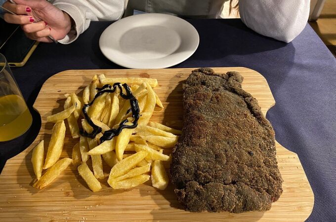 El cachopo negro carbón que arrasa en Asturias y tienes que probar una vez en la vida