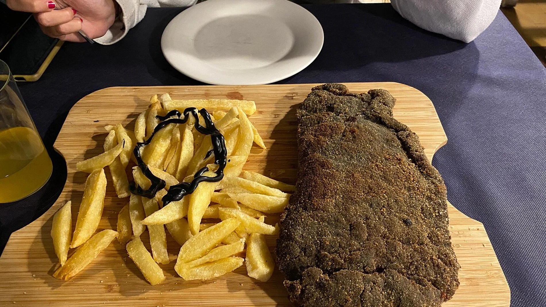 El cachopo negro carbón que arrasa en Asturias y tienes que probar una vez en la vida