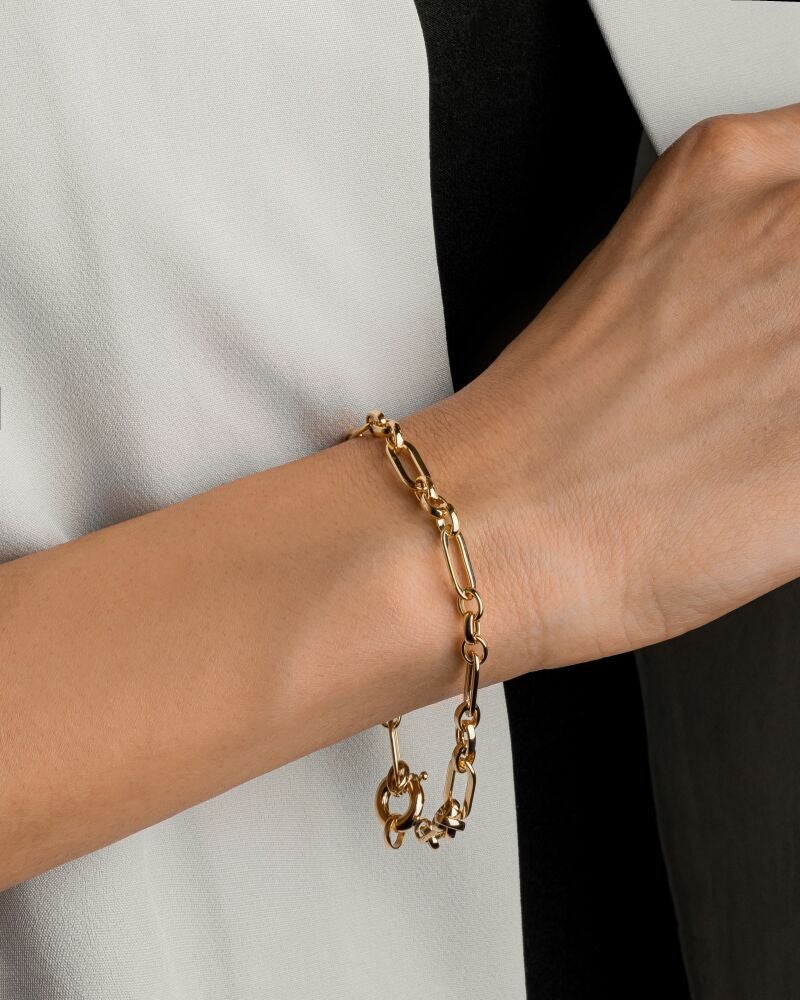 Decide tasar la pulsera de oro heredada de su abuela con la idea de ganar dinero y sale desconcertado de la joyería