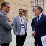 García Carbayo conversa con el director general de la FundaciónCotec, Jorge Barrero, tras presentan la adhesión del Ayuntamiento de Salamanca a la Fundación Cotec