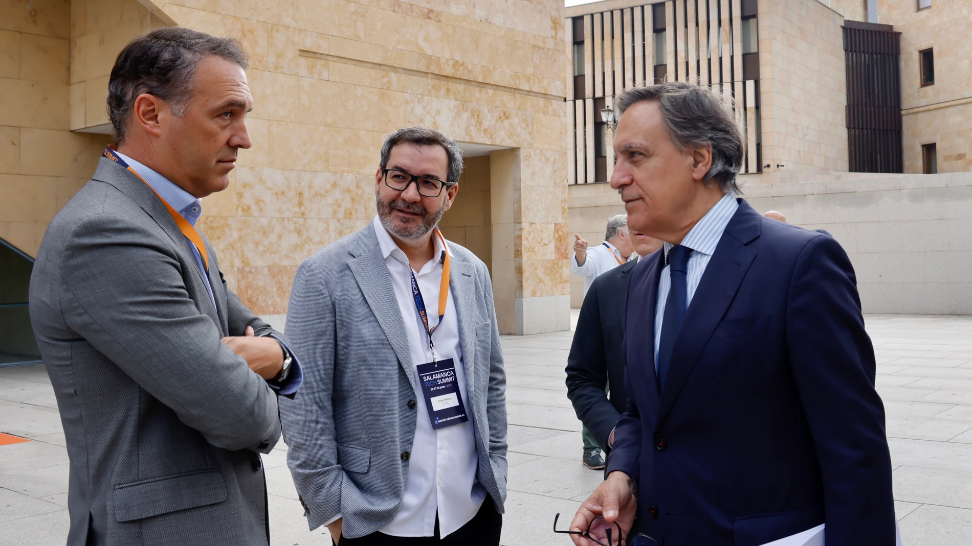 García Carbayo conversa con el director general de la FundaciónCotec, Jorge Barrero, tras presentan la adhesión del Ayuntamiento de Salamanca a la Fundación Cotec