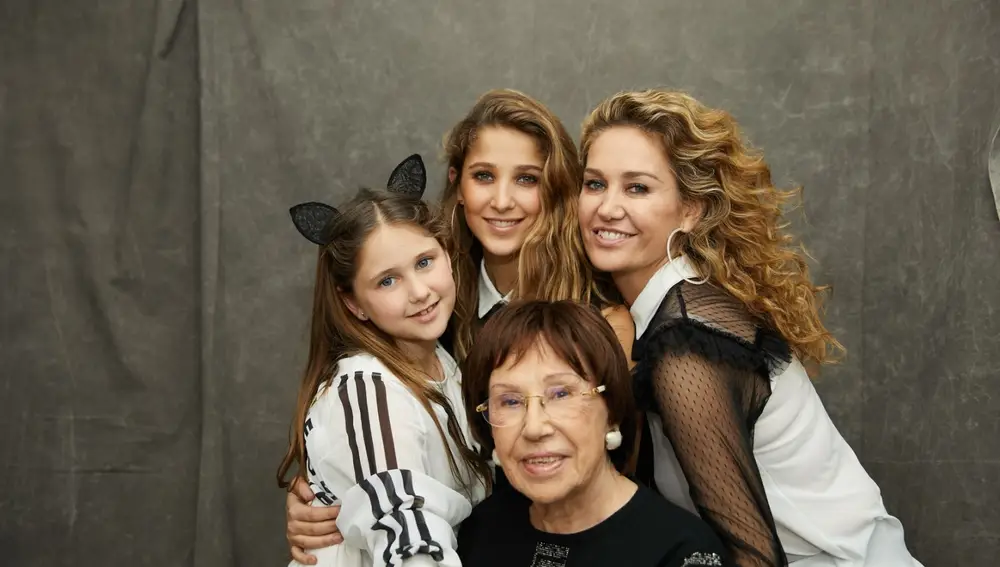 Lola Casademunt junto a su familia