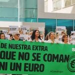 Enfermeras y fisioterapeutas, en 'pie de guerra': "De nuestra extra, que no se coman ni un euro"