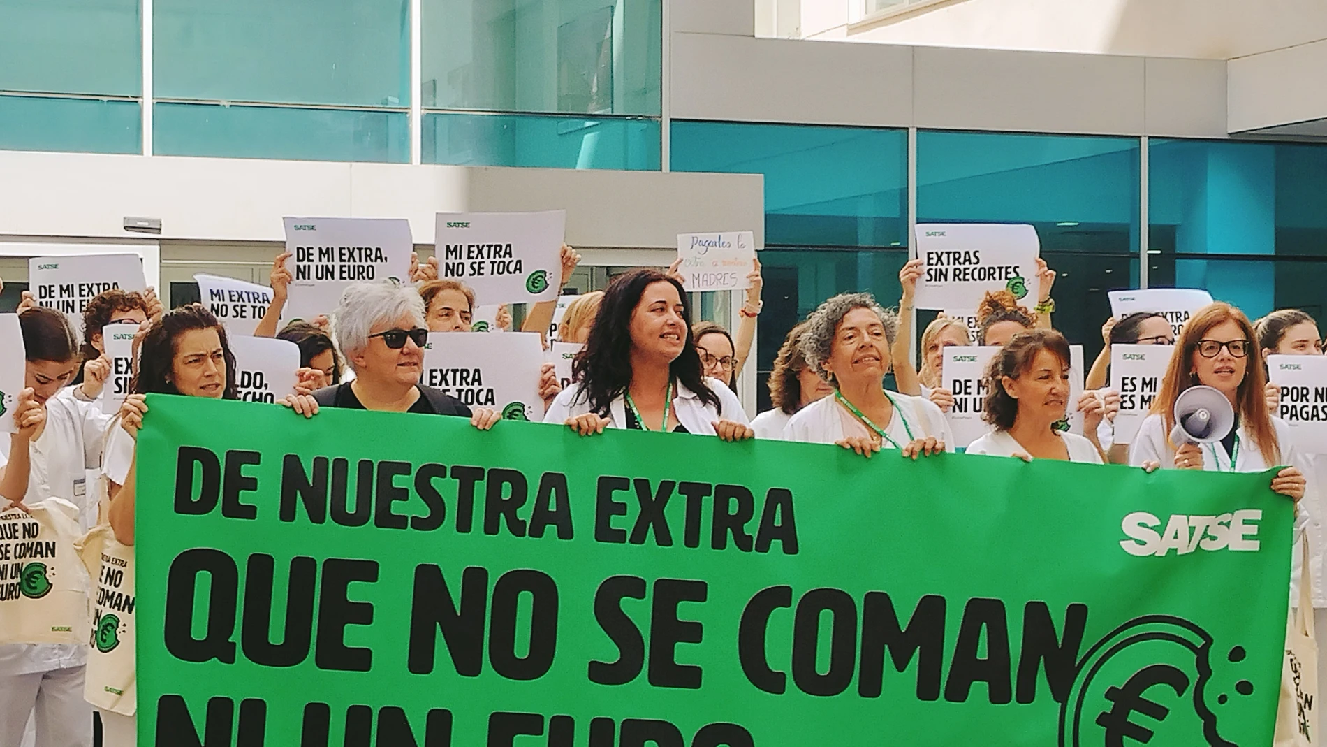Concentración de Enfermeras y Fisioterautas en el San Pedro REMITIDA / HANDOUT por SATSE Fotografía remitida a medios de comunicación exclusivamente para ilustrar la noticia a la que hace referencia la imagen, y citando la procedencia de la imagen en la firma 26/06/2025