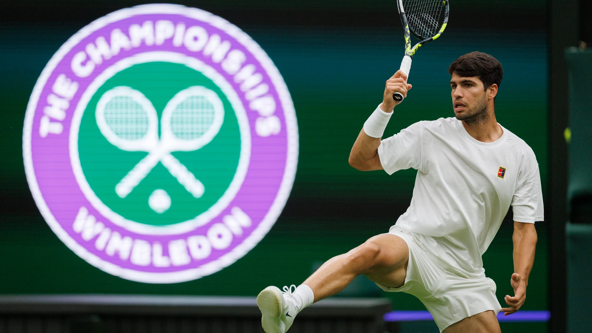 LONDON (United Kingdom), 26/06/2025.- Carlos Alcaraz of Spain practises at Wimbledon Centre Court with Novak Djokovic of Serbia ahead of the Wimbledon Championships in London, Britain, 26 June 2025. The Wimbledon Championships 2025 will be played from 30 June to 13 July 2025. (Tenis, España, Reino Unido, Londres) EFE/EPA/TOLGA AKMEN