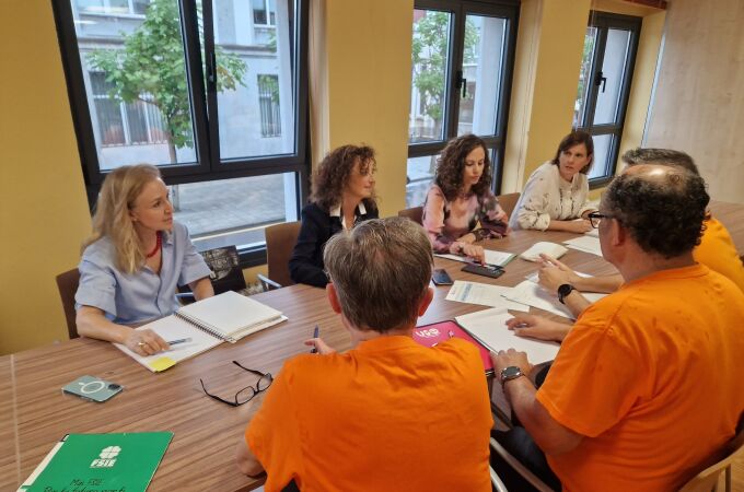 Ledo reunida con los representantes sindicales de la escuela concertada.