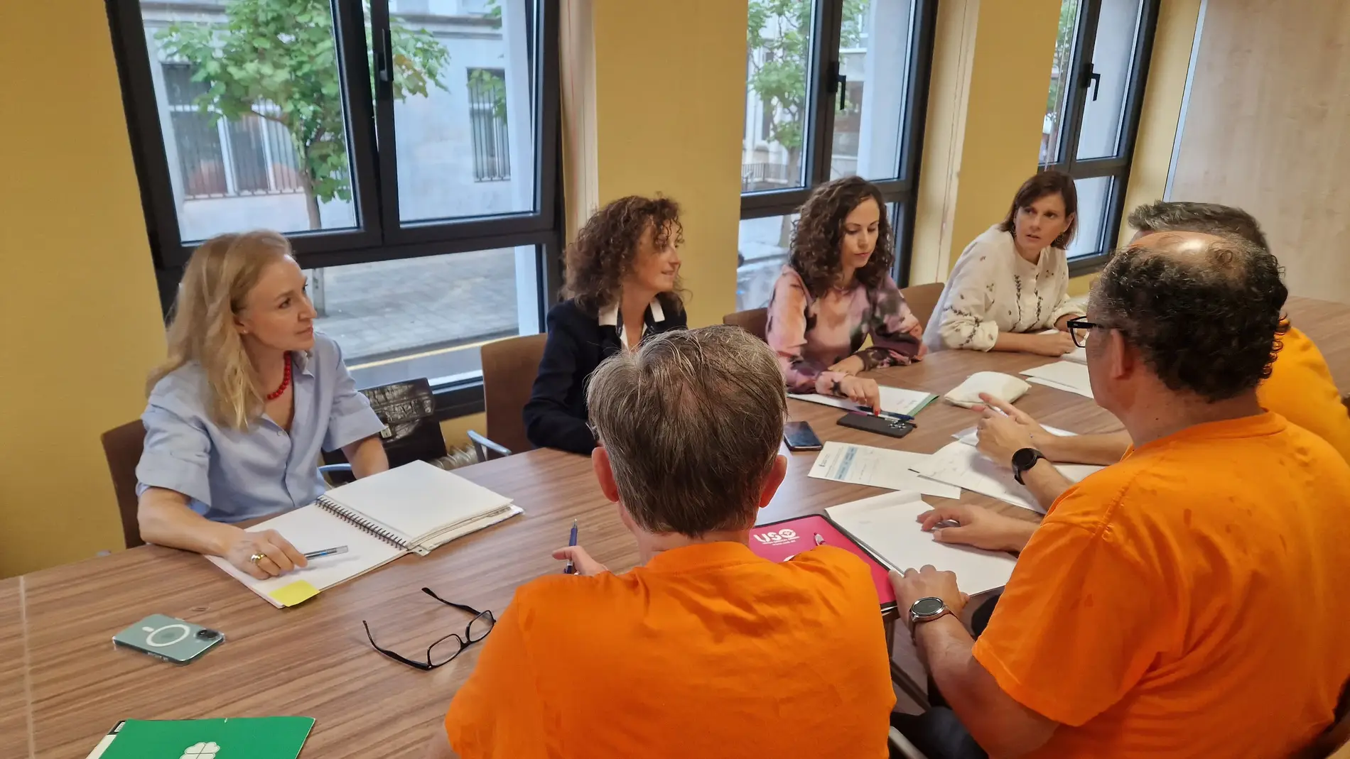 Ledo reunida con los representantes sindicales de la escuela concertada.