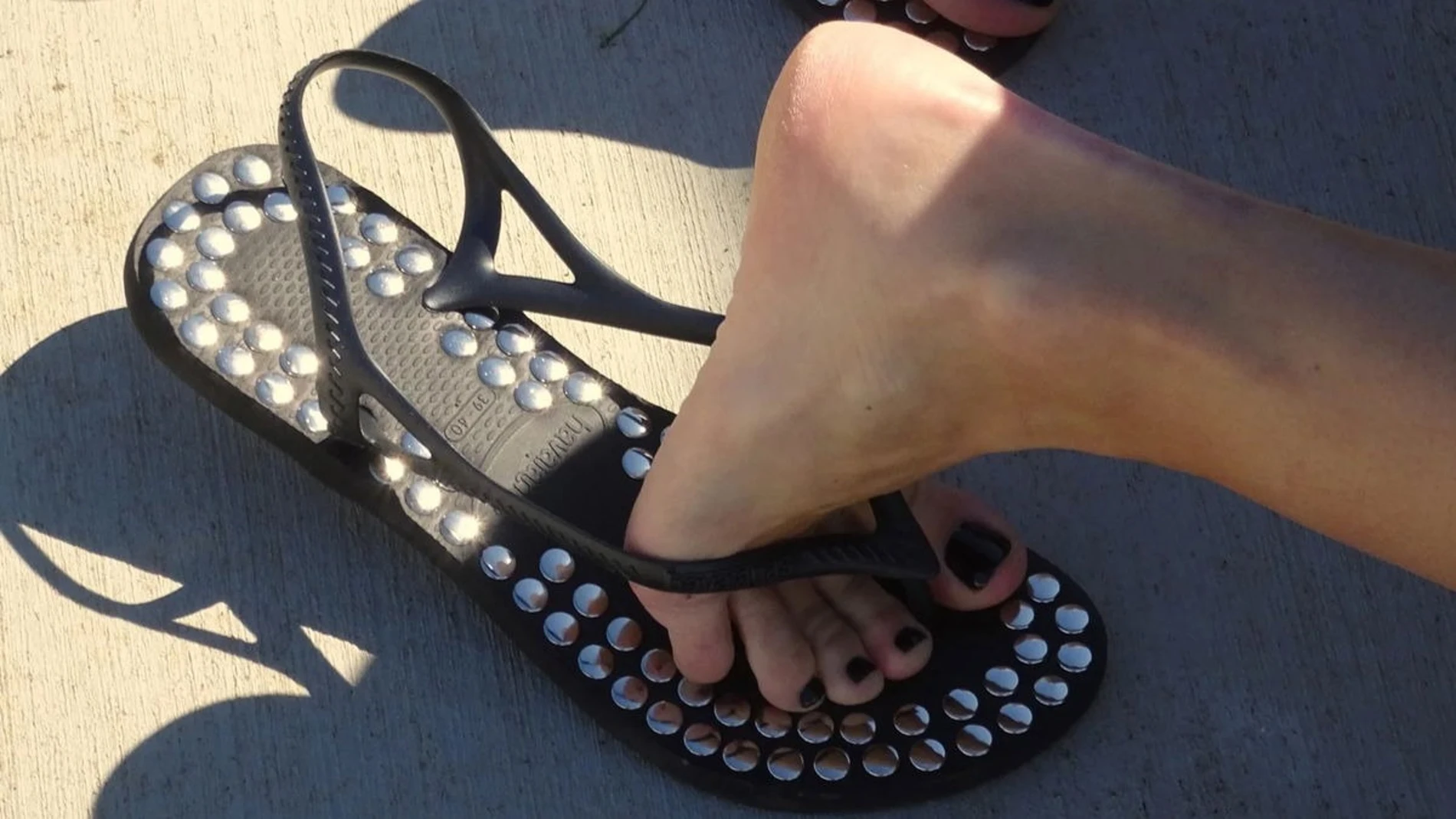 Gimaguas x Havaianas: la tendencia viral de chanclas con tachuelas (y cómo copiarlas)