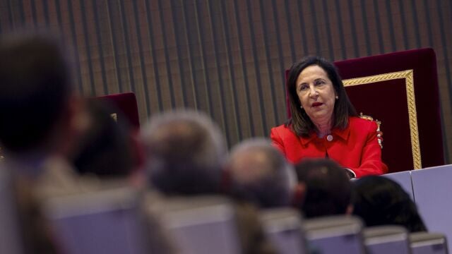 La ministra de Defensa, Margarita Robles, participa en el acto de clausura del XXVI Curso de Estado Mayor de las Fuerzas Armadas este jueves, en Madrid. 