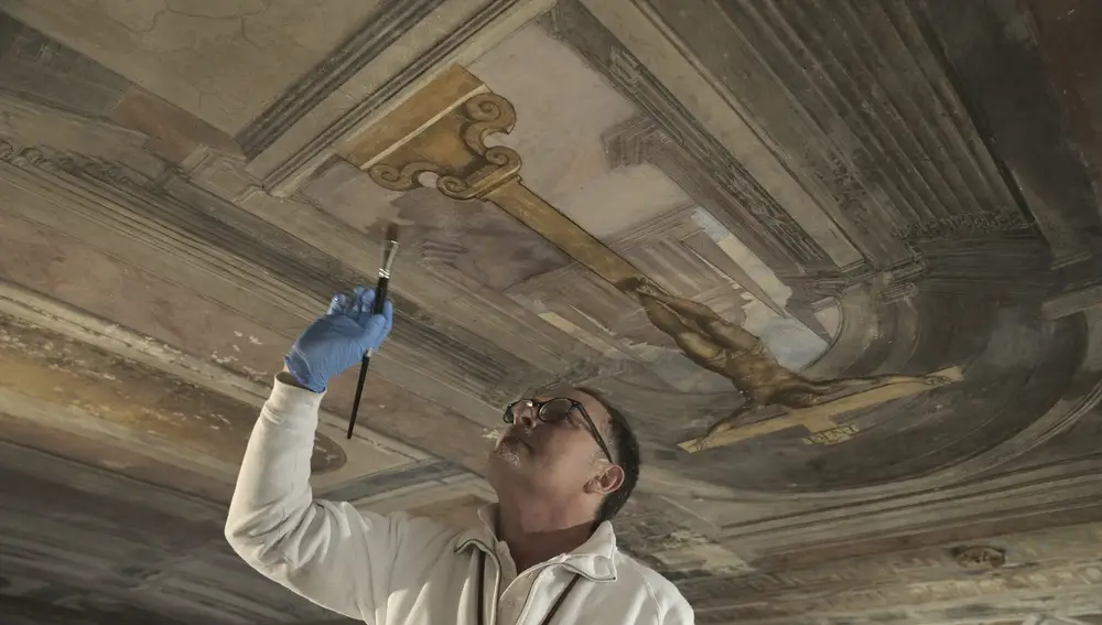 Fabio Piacentini restaurando una parte de la bóveda