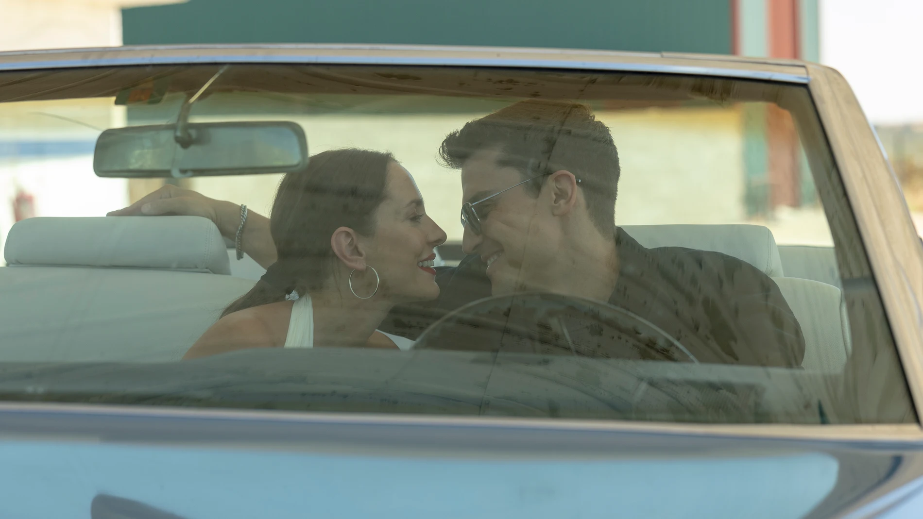 Álex González y Silvia Alonso en una escena de la serie
