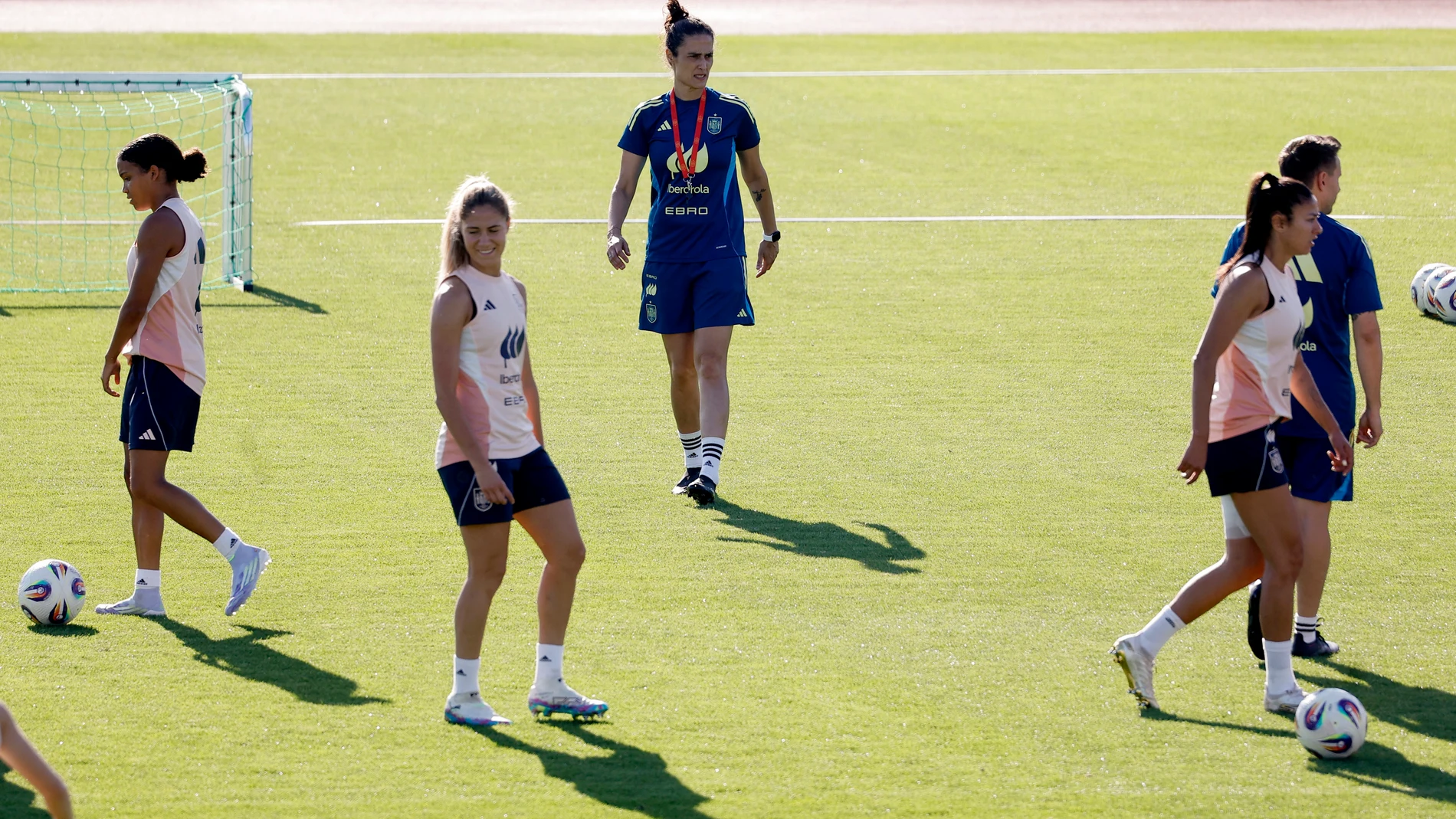 LAS ROZAS (MADRID), 26/06/2025.- Las entrenadora de la selección femenina de fútbol Montse Tomé (c) dirige el entrenamiento del equipo, este jueves. La selección española femenina de fútbol ultima este jueves la puesta a punto para la disputa el viernes del único encuentro preparatorio para la Eurocopa de Suiza 2025, un amistoso ante la potente Japón en Las Rozas (Madrid). EFE/Chema Moya