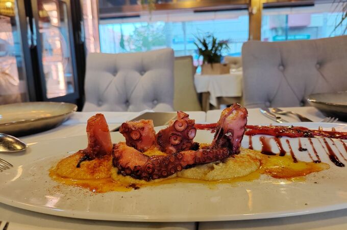 El pulpo con hummus es uno de los platos estrella del restaurante