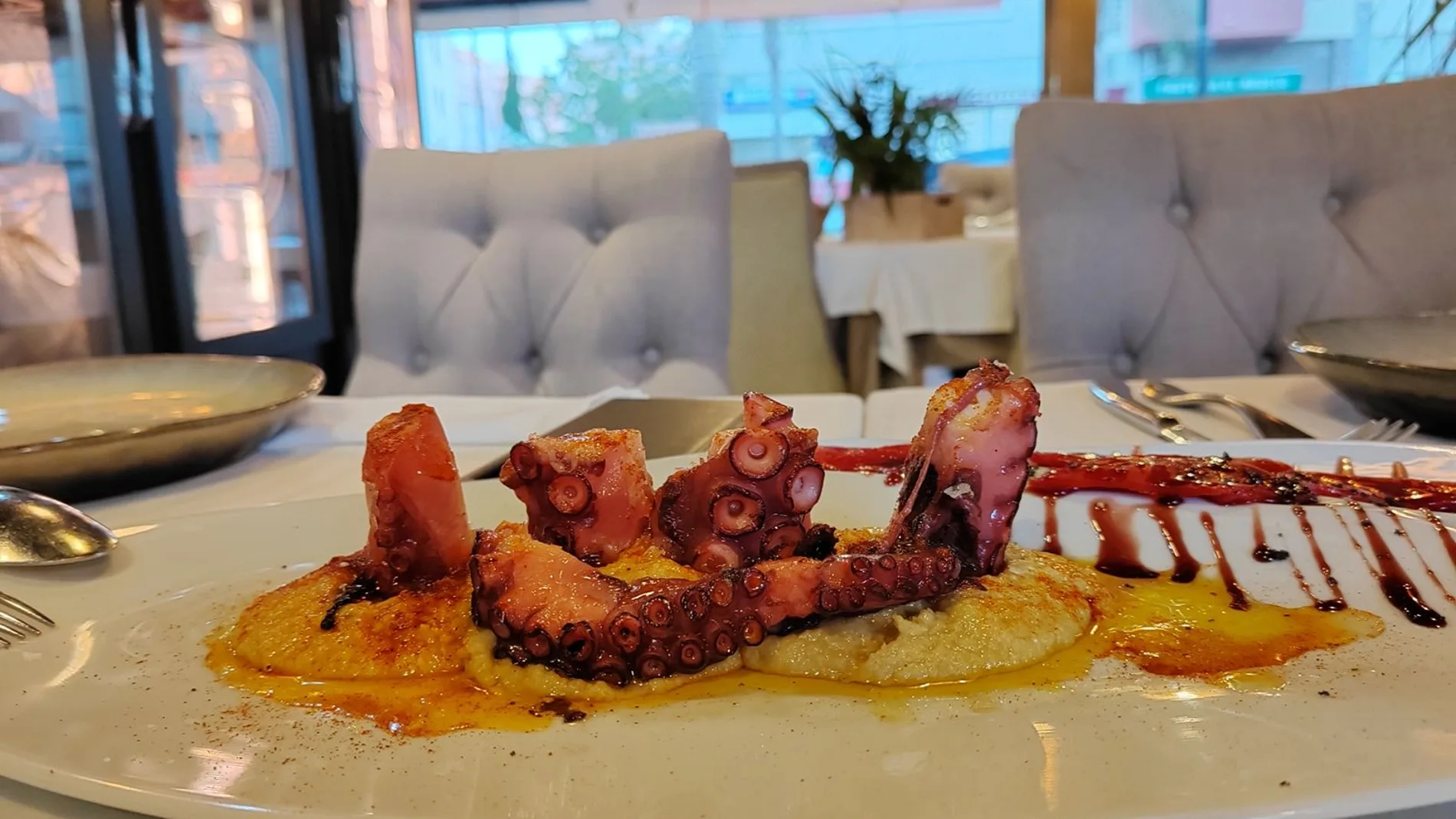 El pulpo con hummus es uno de los platos estrella del restaurante