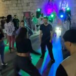 Jóvenes bailando junto a la catedral de Valladolid durante una actividad de Vallanoche de una edición anterior