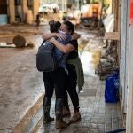 Vecinos de las zonas afectadas por la DANA se abrazan tras la riada
