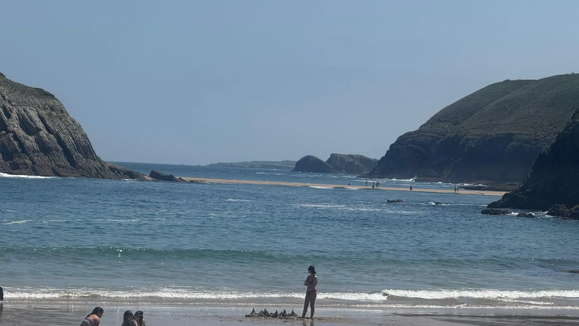 Esta es la playa mágica en la que caminas sobre el mar y está en Cantabria