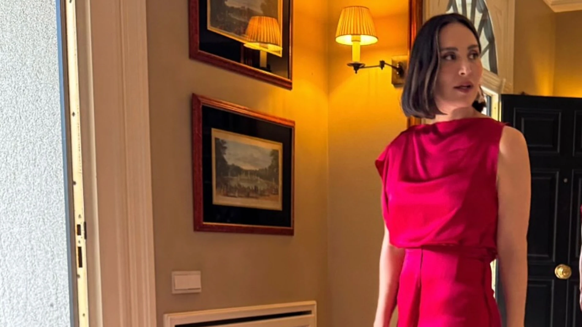 Tamara Falcó con vestido satinado.