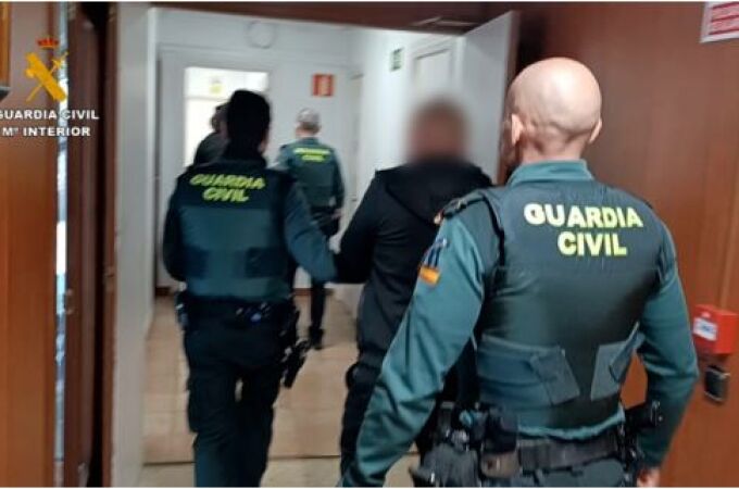 Efectivos de la Guardia Civil con uno de los detenidos