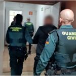 Efectivos de la Guardia Civil con uno de los detenidos