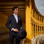 Entrevista con el torero Juan Ortega en la plaza de toros de Aranjuez. 
