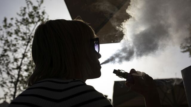 Piden a la OMS revisar su política contra el tabaco