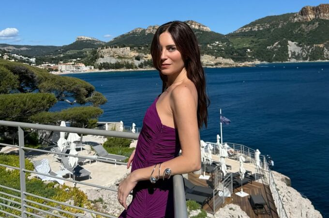 Influencer con vestido 'made in Spain' ideal para las noches de verano.
