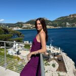 Influencer con vestido 'made in Spain' ideal para las noches de verano.